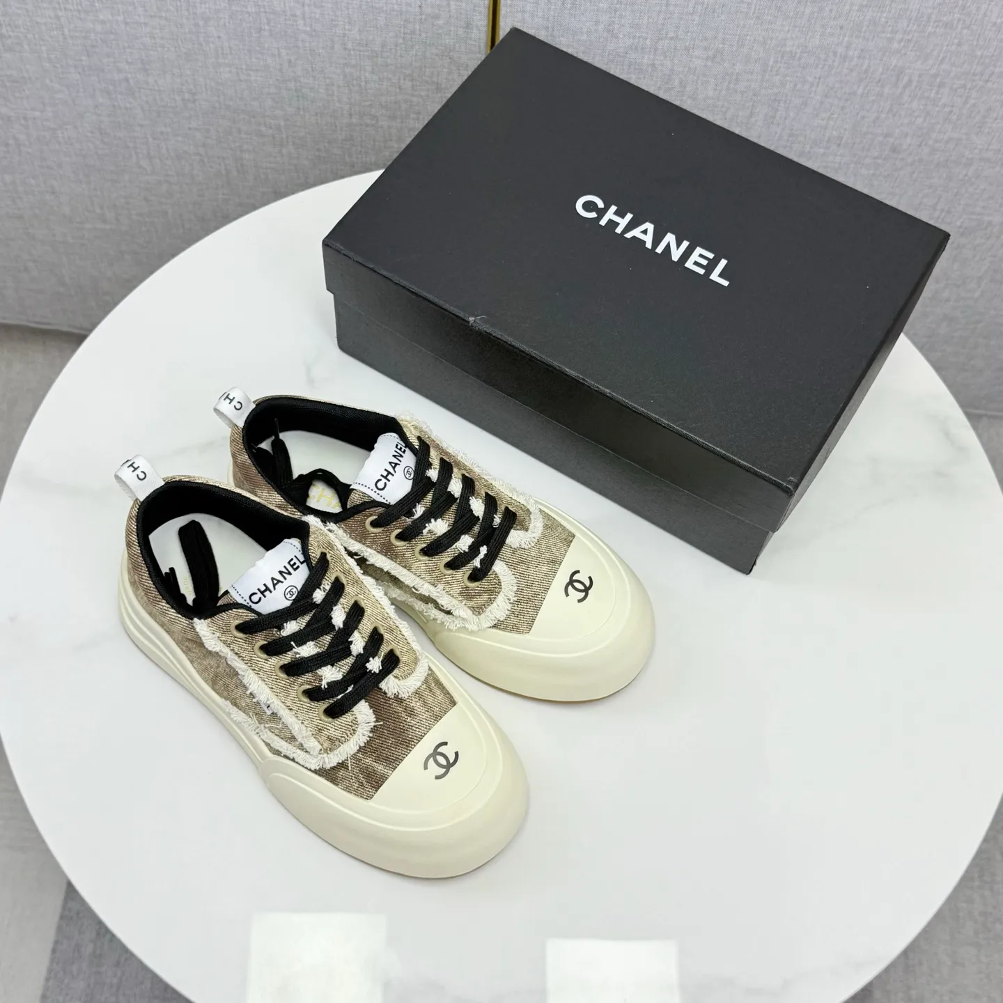 👟👟Ex-factory price 600👟👟Chanel Panda Shoes! 2025 counter's top casual sports shoes, this classic design; the upper is in the style of electric embroidery with various techniques; the outsole is fashionable and sporty; the unusual inclusion of a variety of color matching elements... The diversified mix and match is very good-looking and versatile, and can be used for leisure, fashion, sports, and outdoor... ꫛꫀꪝ Go➫ Materials: ❶Upper made of: original imported first-layer silk cowhide + original version waterproof cloth + original first-layer cowhide ❷Inner lining: Original Yangli+wang ❸ Outsole based on: Original TPU combination outsole Counter boutique packaging complete set for women 35–41